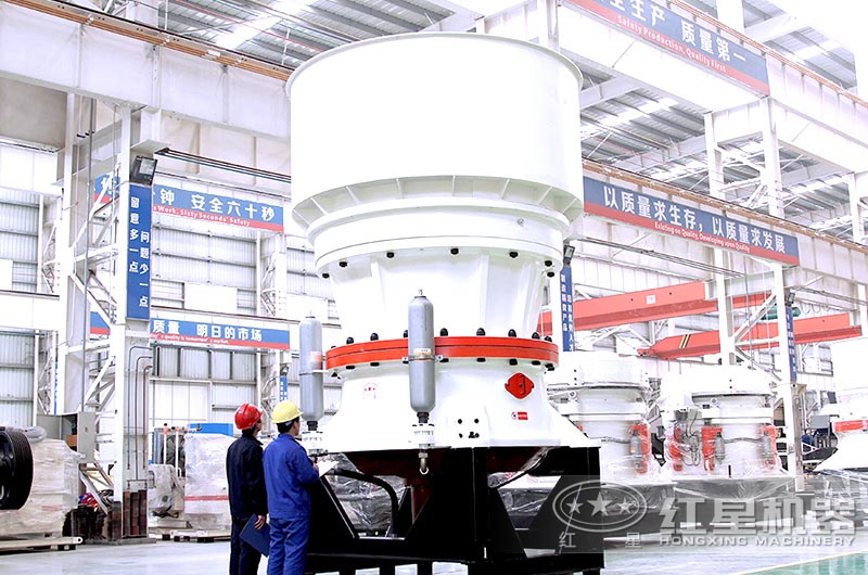 技術工程師正在檢查單缸圓錐破碎機 技術工程師正在檢查單缸圓錐破碎機