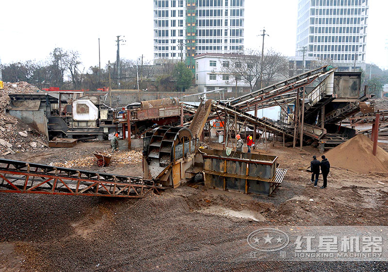 建筑垃圾制沙現(xiàn)場，配置車載制沙機(jī)